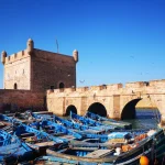 Excursion privée à Essaouira : la tour de la Skala du port et les barques bleues des pêcheurs