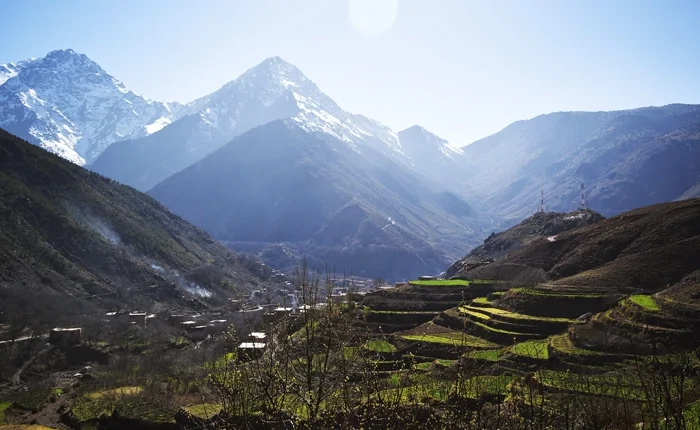 Excursion privée à Imlil : la vallée vue d'en haut, avec ses champs en terrasses et ses villages