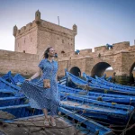 Excursion à Essaouira depuis Marrakech : visiteur sur les barques bleues du port