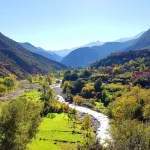 Excursion privée des 3 vallées : vallée verte du Haut Atlas traversée par une rivière
