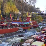 Excursion en groupe dans la vallée de l'Ourika : cafés au bord de la rivière à Setti Fatma