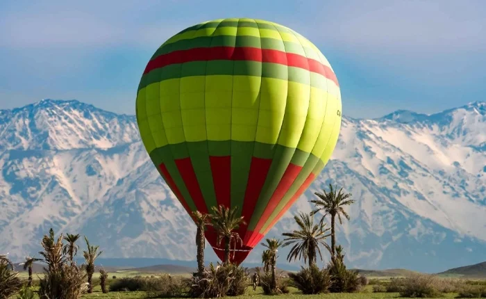 Vol en montgolfière à Marrakech au lever du soleil au-dessus des palmeraies