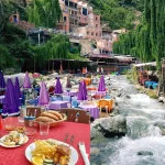 Excursion privée dans la vallée de l'Ourika depuis Marrakech, déjeuner marocain face à la rivière