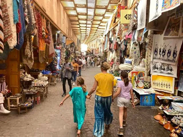 Familles dans un souk couvert bordé de boutiques