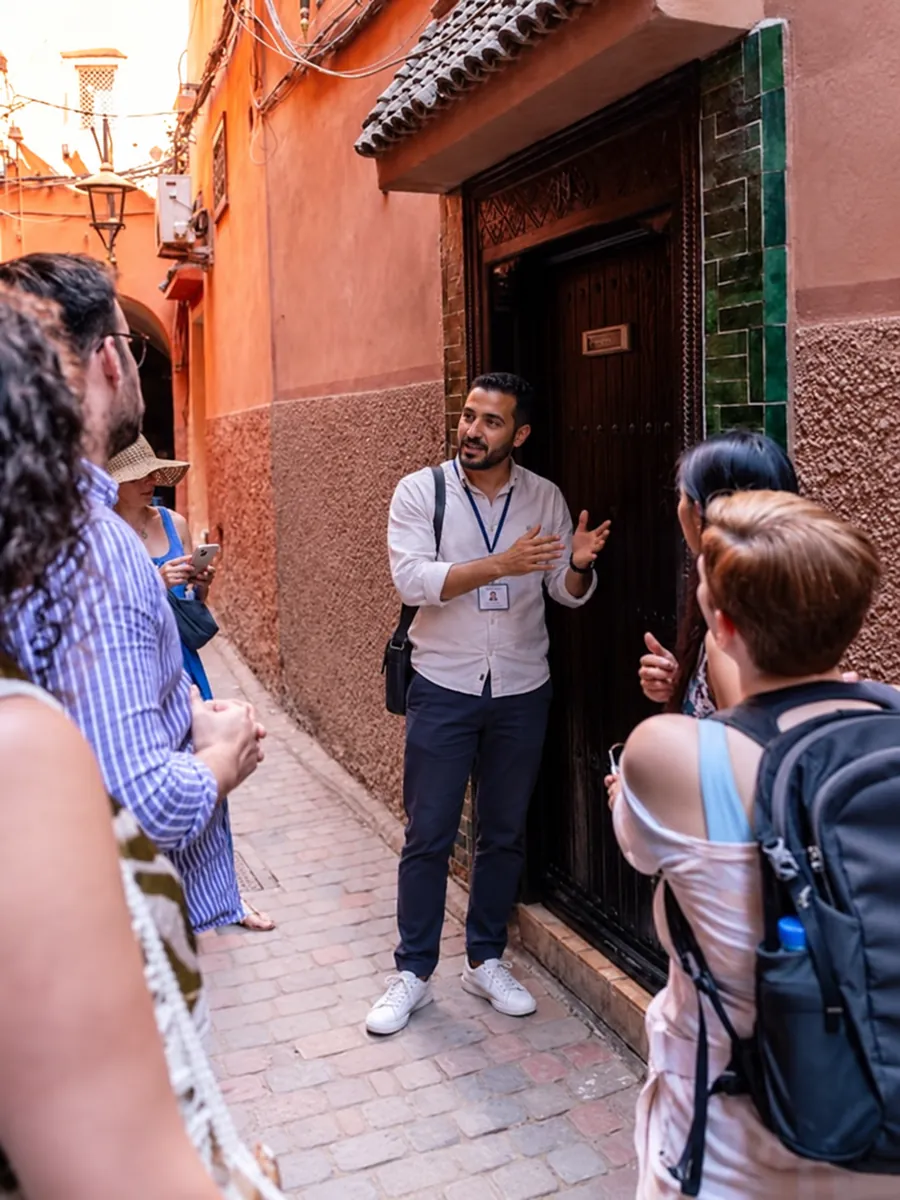 Faut-il un guide au Maroc ? Un guide local explique une porte de la médina à un petit groupe