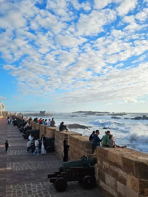 Les remparts d'Essaouira face à l'océan sous un ciel d'été