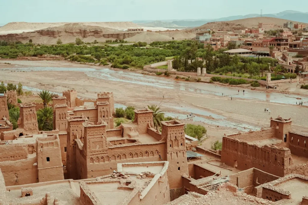 Kasbahs et palmeraie le long d'une rivière dans le sud du Maroc