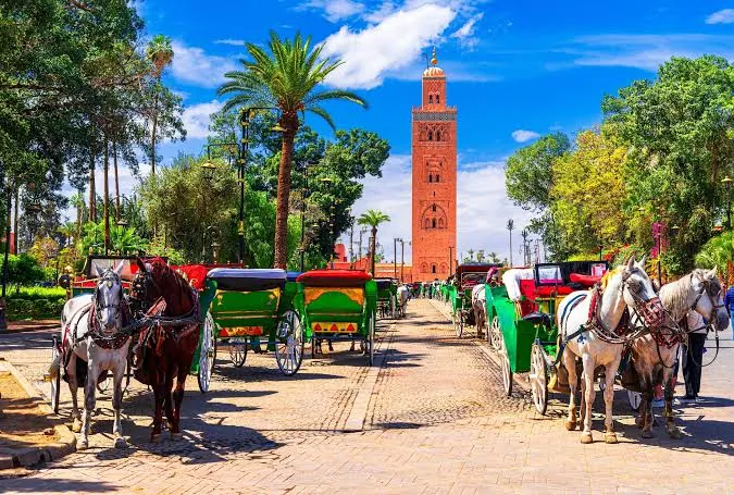 Calèches au pied du minaret de la Koutoubia à Marrakech