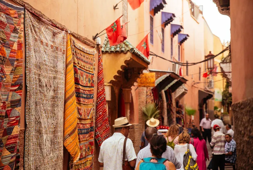 Tapis et lanternes dans une ruelle animée du souk de Marrakech
