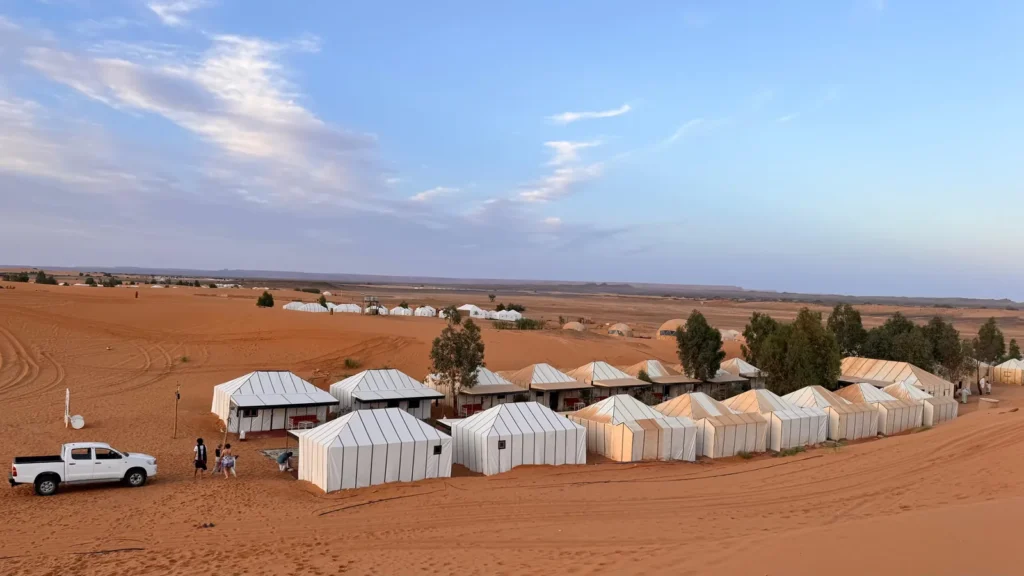 Vue aérienne du camp du désert de Merzouga au pied des dunes de l'Erg Chebbi