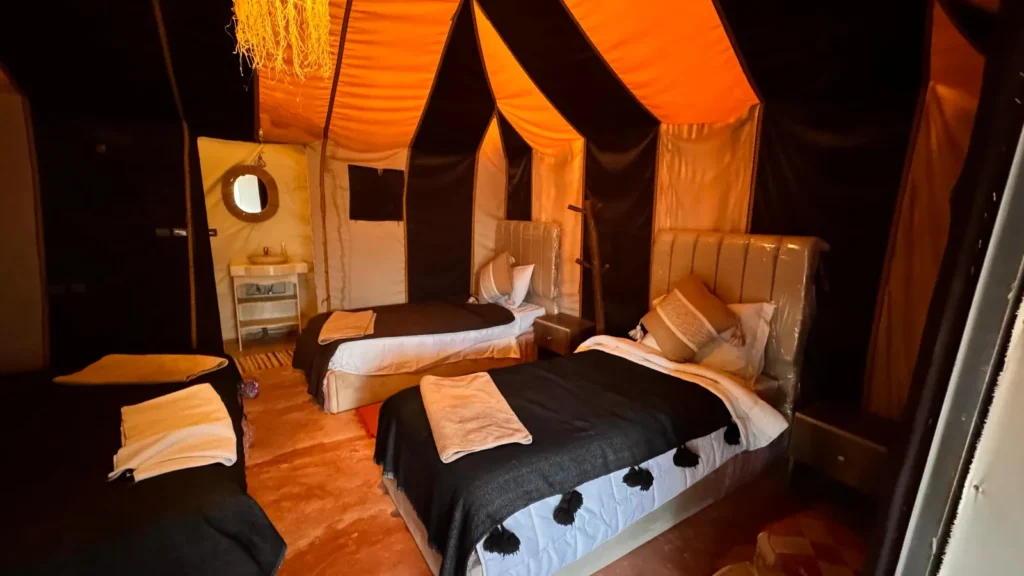 Tente deluxe avec salle de bain privée au camp du désert de Merzouga