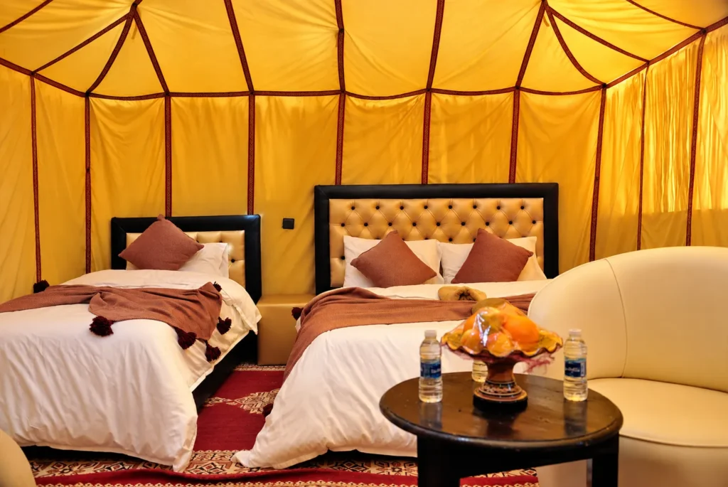 Tente de luxe deluxe à Merzouga avec lits jumeaux et fauteuil