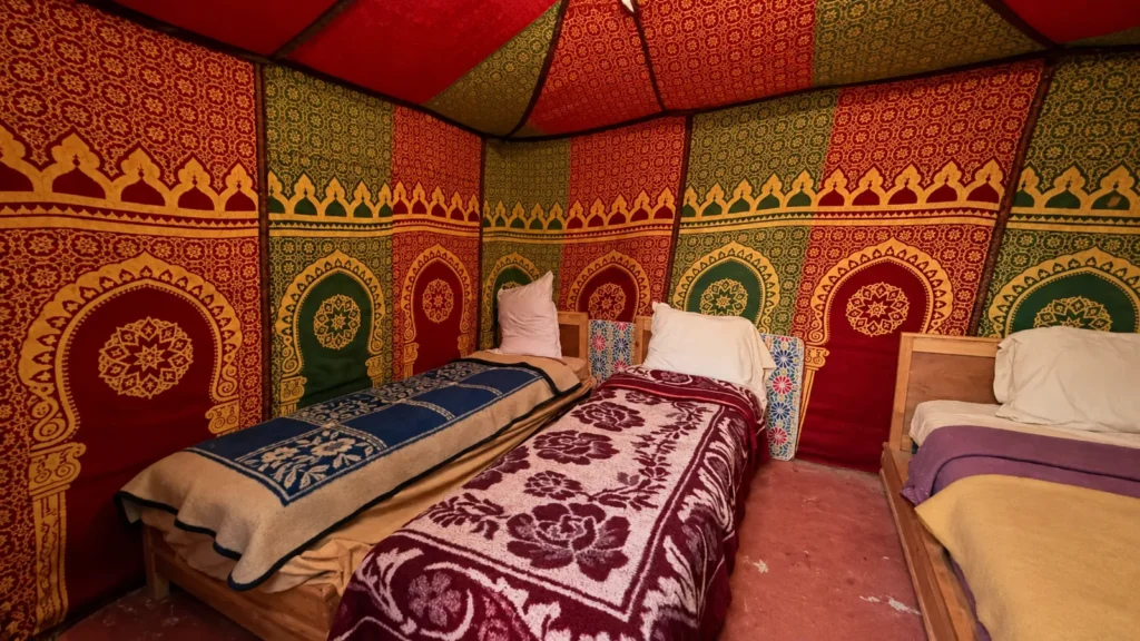 Tente berbère standard avec lits et décor traditionnel au camp de Merzouga
