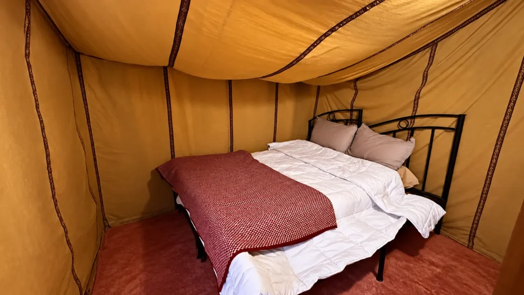 Tente standard avec un vrai lit double au camp de Merzouga