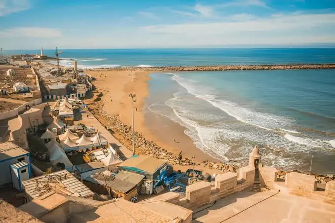 Maroc en été : une plage de la côte atlantique, où la chaleur reste supportable