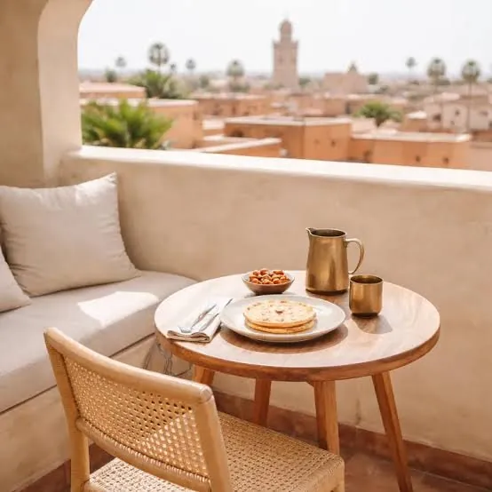 Petit-déjeuner et thé à la menthe sur la terrasse d'un riad face à Marrakech